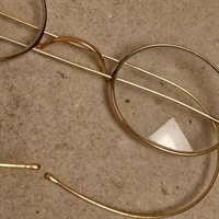 sygekassebriller ovale glas guldfarvet stel gamle briller genbrug
